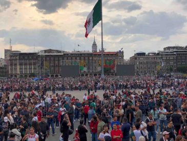 Después de pasar los filtros de seguridad, las personas desfilaron por el lugar con banderas sobre la espalda, sombreros anchos y penachos tricolores. SUN/D. Sánchez