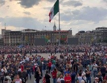 Después de pasar los filtros de seguridad, las personas desfilaron por el lugar con banderas sobre la espalda, sombreros anchos y penachos tricolores. SUN/D. Sánchez