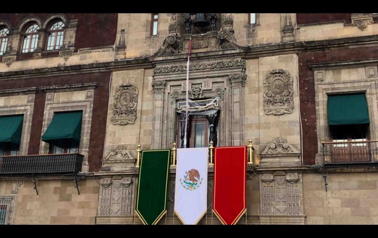 Después de pasar los filtros de seguridad, las personas desfilaron por el lugar con banderas sobre la espalda, sombreros anchos y penachos tricolores. SUN/D. Sánchez