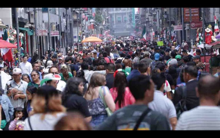 Después de pasar los filtros de seguridad, las personas desfilaron por el lugar con banderas sobre la espalda, sombreros anchos y penachos tricolores. SUN/F. Rojas