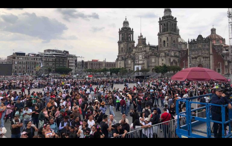 Después de pasar los filtros de seguridad, las personas desfilaron por el lugar con banderas sobre la espalda, sombreros anchos y penachos tricolores. SUN/D. Sánchez