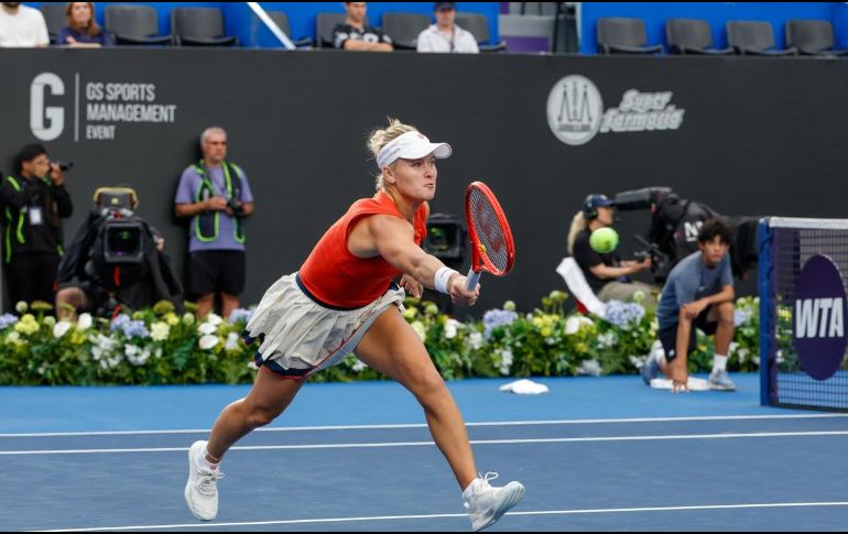 Peyton Stearns dio la sorpresa en el Guadalajara Open tras vencer en sets corridos a Diane Parry, quien lidió con frustración y molestias físicas en la rodilla. CORTESÍA/GDL OPEN.