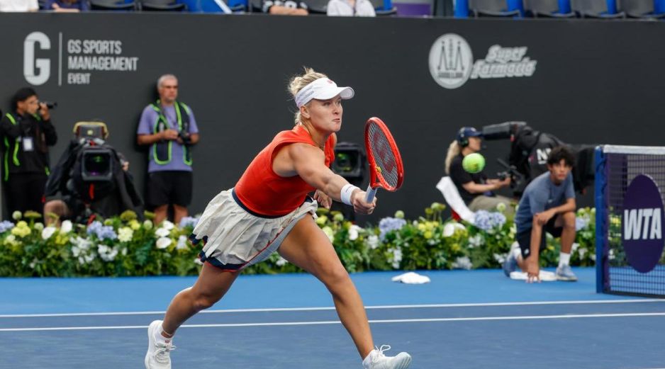 Peyton Stearns dio la sorpresa en el Guadalajara Open tras vencer en sets corridos a Diane Parry, quien lidió con frustración y molestias físicas en la rodilla. CORTESÍA/GDL OPEN.