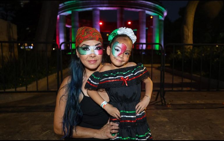 Cientos de familias y ciudadanos se congregaron en el Centro Histórico de Guadalajara para conmemorar el aniversario de la Independencia de México entre música, gastronomía y algarabía tricolor. EL INFORMADOR/A. NAVARRO.