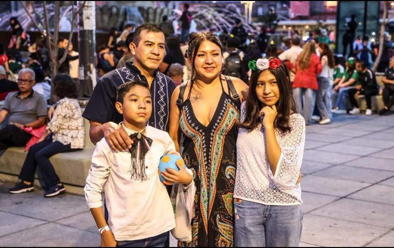 Cientos de familias y ciudadanos se congregaron en el Centro Histórico de Guadalajara para conmemorar el aniversario de la Independencia de México entre música, gastronomía y algarabía tricolor. EL INFORMADOR/A. NAVARRO.
