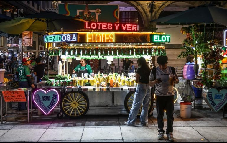 Cientos de familias y ciudadanos se congregaron en el Centro Histórico de Guadalajara para conmemorar el aniversario de la Independencia de México entre música, gastronomía y algarabía tricolor. EL INFORMADOR/A. NAVARRO.