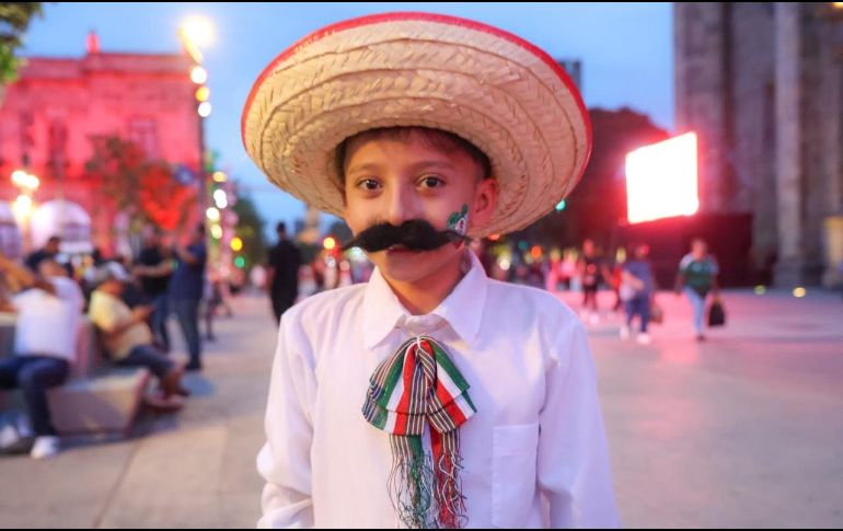 Cientos de familias y ciudadanos se congregaron en el Centro Histórico de Guadalajara para conmemorar el aniversario de la Independencia de México entre música, gastronomía y algarabía tricolor. EL INFORMADOR/A. NAVARRO.