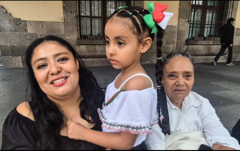 Cientos de familias y ciudadanos se congregaron en el Centro Histórico de Guadalajara para conmemorar el aniversario de la Independencia de México entre música, gastronomía y algarabía tricolor. EL INFORMADOR/A. NAVARRO.