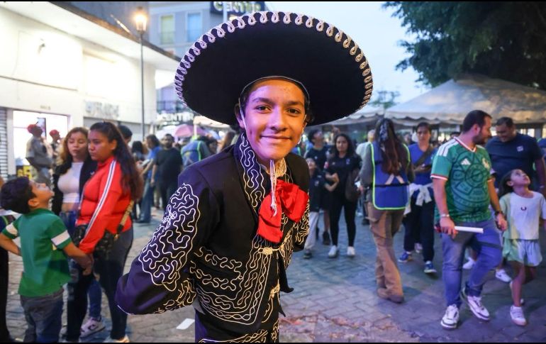 Cientos de familias y ciudadanos se congregaron en el Centro Histórico de Guadalajara para conmemorar el aniversario de la Independencia de México entre música, gastronomía y algarabía tricolor. EL INFORMADOR/A. NAVARRO.