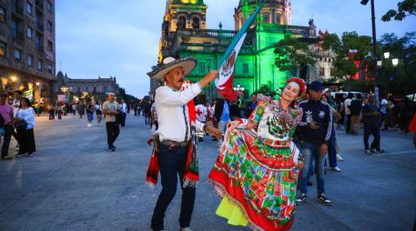 Ernestina Arredondo y Antonio no perdieron la oportunidad de bailar con el mariachi instalado en Paseo Alcalde. EL INFORMADOR/J. Acosta