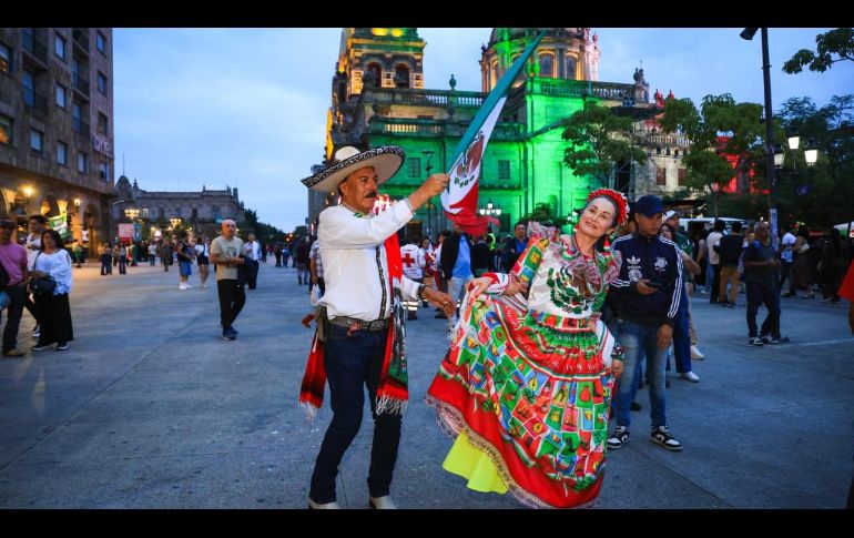 Ernestina Arredondo y Antonio no perdieron la oportunidad de bailar con el mariachi instalado en Paseo Alcalde. EL INFORMADOR/J. Acosta