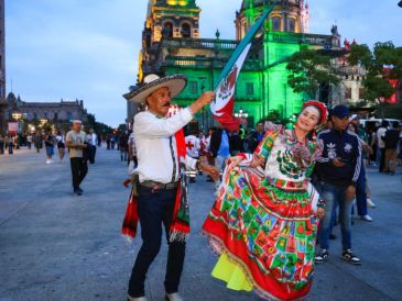Ernestina Arredondo y Antonio no perdieron la oportunidad de bailar con el mariachi instalado en Paseo Alcalde. EL INFORMADOR/J. Acosta