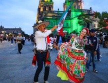 Ernestina Arredondo y Antonio no perdieron la oportunidad de bailar con el mariachi instalado en Paseo Alcalde. EL INFORMADOR/J. Acosta