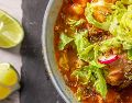 Disfrutar de un sabroso pozole en la cena mexicana representa un golpe económico para las familias este 2026. ESPECIAL/PEXELS