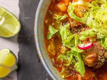 Disfrutar de un sabroso pozole en la cena mexicana representa un golpe económico para las familias este 2026. ESPECIAL/PEXELS