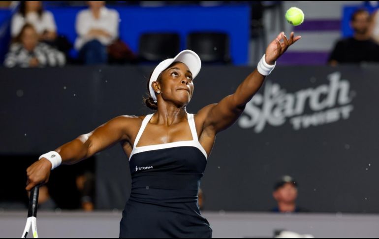 Sloane Stephens avanzó a los cuartos de final del Guadalajara Open tras imponerse en dos reñidos desempates a la indonesia Janice Tjen en un duelo interrumpido brevemente por la lluvia. CORTESÍA.