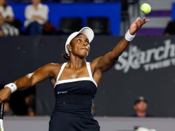 Sloane Stephens avanzó a los cuartos de final del Guadalajara Open tras imponerse en dos reñidos desempates a la indonesia Janice Tjen en un duelo interrumpido brevemente por la lluvia. CORTESÍA.