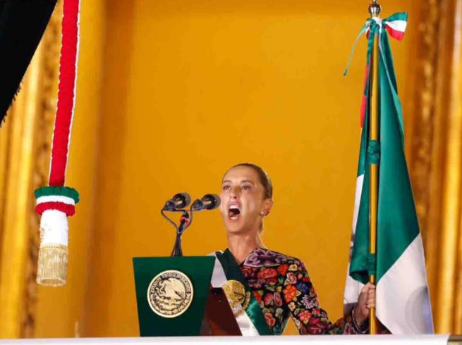 Claudia Sheinbaum en el balcón del Palacio Presidencial durante la ceremonia del Grito de Independencia. SUN/D. Simón