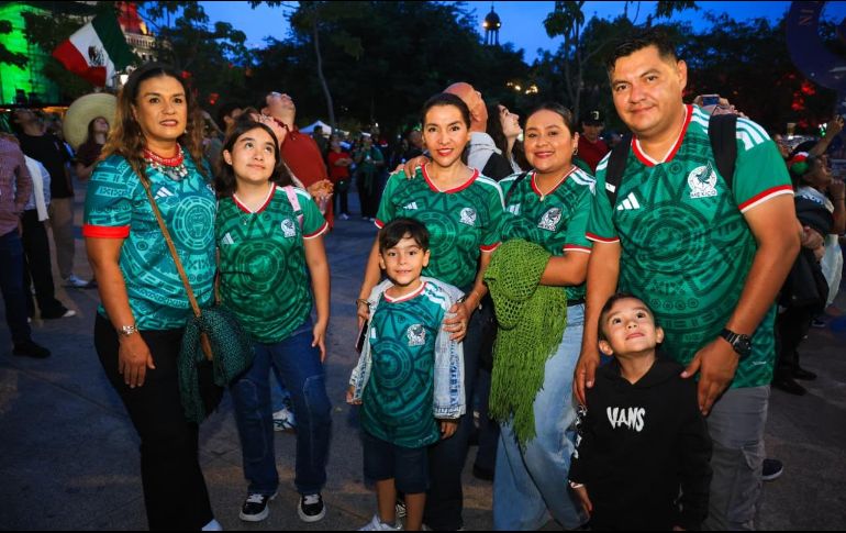 La familia Ruesga se uniformó de verde para celebrar la Independencia de México. EL INFORMADOR/J. Acosta