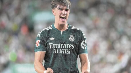 Carlos Espí. El delantero festeja el gol que le da el triunfo al Madrid. AP