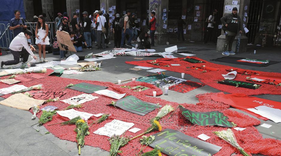 Estudiantes recorrieron las calles de Cuernavaca hasta llegar al Palacio de Gobierno de Morelos, donde reclamaron mayor seguridad y justicia por los asesinatos de universitarias. EFE