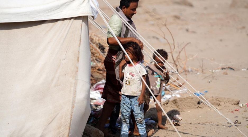 Un hombre desplazado y sus hijos junto a una tienda en un campamento improvisado para Personas Desplazadas Internamente (PDI) en la ciudad portuaria del sur de Adén, Yemen, en una imagen del 14 de septiembre de 2026. EFE/STRINGER