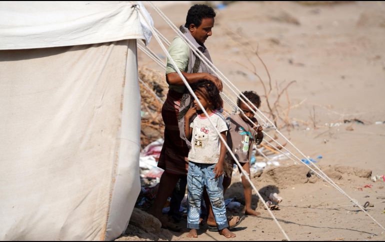 Un hombre desplazado y sus hijos junto a una tienda en un campamento improvisado para Personas Desplazadas Internamente (PDI) en la ciudad portuaria del sur de Adén, Yemen, en una imagen del 14 de septiembre de 2026. EFE/STRINGER