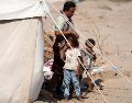 Un hombre desplazado y sus hijos junto a una tienda en un campamento improvisado para Personas Desplazadas Internamente (PDI) en la ciudad portuaria del sur de Adén, Yemen, en una imagen del 14 de septiembre de 2026. EFE/STRINGER