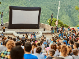 Ver una película al aire libre, recostado sobre el pasto y bajo el cielo estrellado, es una experiencia que se puede disfrutar en Guadalajara. ESPECIAL/ FACEBOOK / Cinema Live Guadalajara