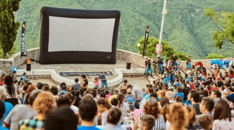 Ver una película al aire libre, recostado sobre el pasto y bajo el cielo estrellado, es una experiencia que se puede disfrutar en Guadalajara. ESPECIAL/ FACEBOOK / Cinema Live Guadalajara