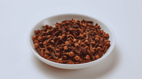 Para aprovechar al máximo estos beneficios terapéuticos, los expertos sugieren colocar una sola pieza entera entre la mejilla y la encía. ESPECIAL / CANVA