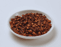 Para aprovechar al máximo estos beneficios terapéuticos, los expertos sugieren colocar una sola pieza entera entre la mejilla y la encía. ESPECIAL / CANVA