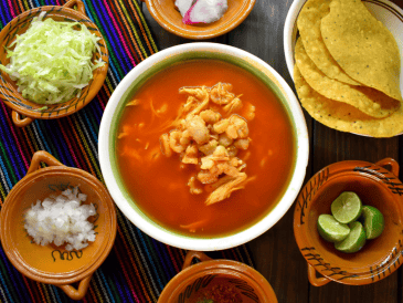 Descubre cuántas calorías tiene un plato de pozole, su valor nutricional y el ejercicio para quemar pozole exacto para mantener la figura en las fiestas patrias. ESPECIAL/Canva