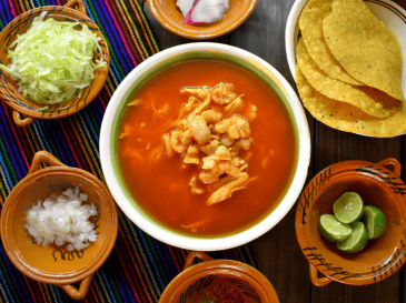Descubre cuántas calorías tiene un plato de pozole, su valor nutricional y el ejercicio para quemar pozole exacto para mantener la figura en las fiestas patrias. ESPECIAL/Canva