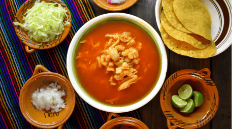 Descubre cuántas calorías tiene un plato de pozole, su valor nutricional y el ejercicio para quemar pozole exacto para mantener la figura en las fiestas patrias. ESPECIAL/Canva