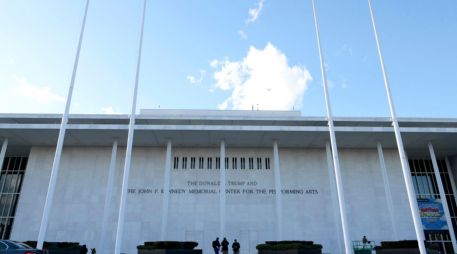 Fotografía de archivo de la fachada del Centro Kennedy de las Artes Escénicas, en Washington, Estados Unidos. EFE/ L. Nolly