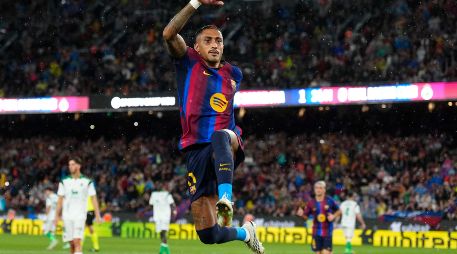 Barcelona ratificó su paso perfecto como líder de LaLiga tras imponerse con una contundente goleada frente al Racing de Santander en el Camp Nou. EFE/E. Fontcuberta.