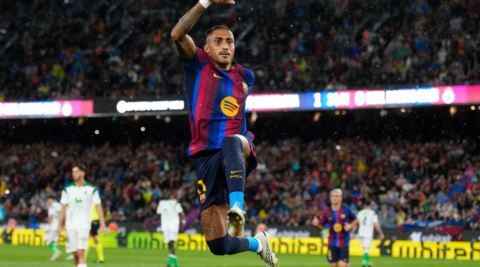 Barcelona ratificó su paso perfecto como líder de LaLiga tras imponerse con una contundente goleada frente al Racing de Santander en el Camp Nou. EFE/E. Fontcuberta.