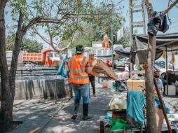 El Gobierno de Guadalajara desplegó al personal de aseo público en el Centro Histórico para retirar los desechos generados durante los festejos patrios y dejar despejada la zona. CORTESÍA.