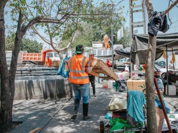El Gobierno de Guadalajara desplegó al personal de aseo público en el Centro Histórico para retirar los desechos generados durante los festejos patrios y dejar despejada la zona. CORTESÍA.