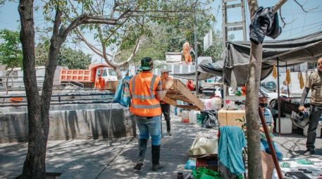 El Gobierno de Guadalajara desplegó al personal de aseo público en el Centro Histórico para retirar los desechos generados durante los festejos patrios y dejar despejada la zona. CORTESÍA.