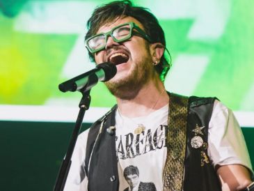 Aleks Syntek generó controversia al interrumpir su concierto patrio para regañar al público.