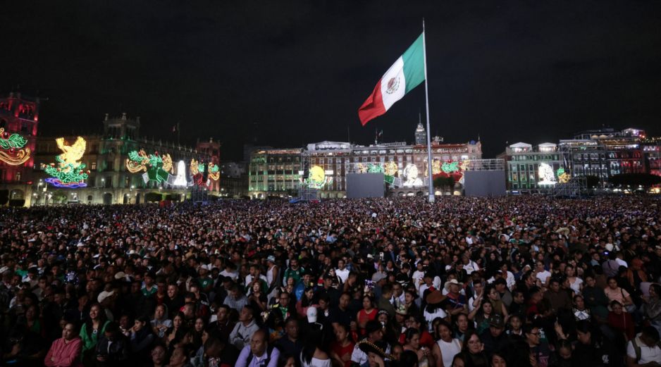La noche mexicana está marcada por el tradicional Grito de Independencia que se da desde Palacio Nacional. EFE/J. Méndez