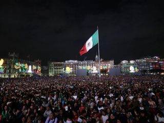 La noche mexicana está marcada por el tradicional Grito de Independencia que se da desde Palacio Nacional. EFE/J. Méndez