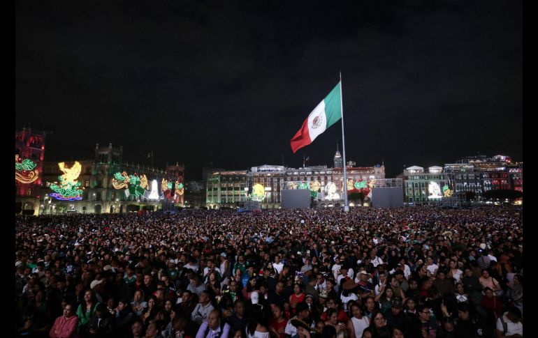 La noche mexicana está marcada por el tradicional Grito de Independencia que se da desde Palacio Nacional. EFE/J. Méndez