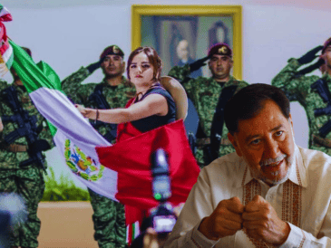 Hoy, al llamarla "fachosa" y burlarse de su manejo de la bandera durante el Grito de Independencia, el senador demuestra que el conflicto está lejos de terminar. FACEBOOK / Grecia Quiroz / SUN / ARCHIVO