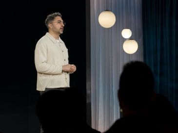 El CEO de Microsoft AI, Mustafa Suleyman, cuestionó el desarrollo de una IA capaz de "establecer sus propios objetivos, ganar dinero y poseer activos". EFE/A. Colmeranes