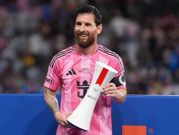 Lionel Messi, con el trofeo de jugador del partido en la final de la Campeones Cup 2026. EFE / A. Boal