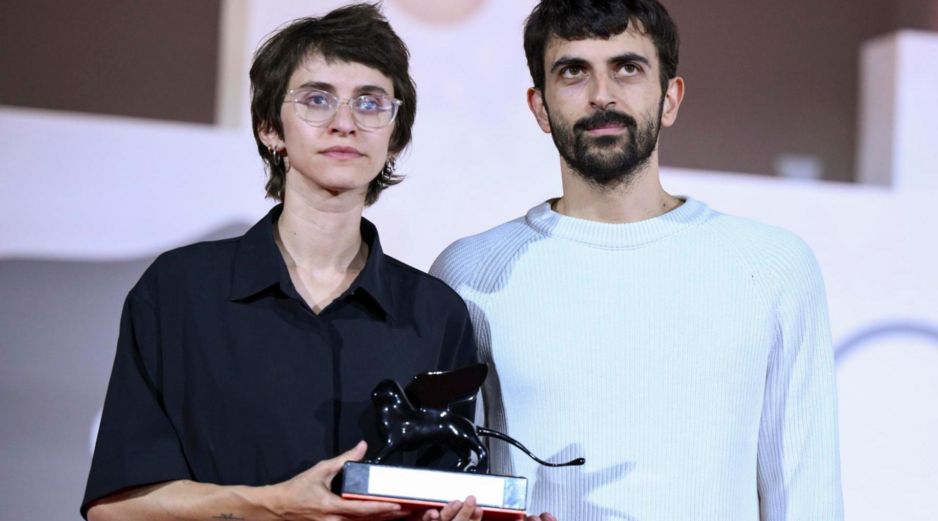 La directora israelí Rachel Szor y Yuval Abraham sostienen el Premio Especial del Jurado por su película 'NAZA' durante la ceremonia de clausura del 83º Festival Internacional de Cine de Venecia. EFE/E. FERRARI