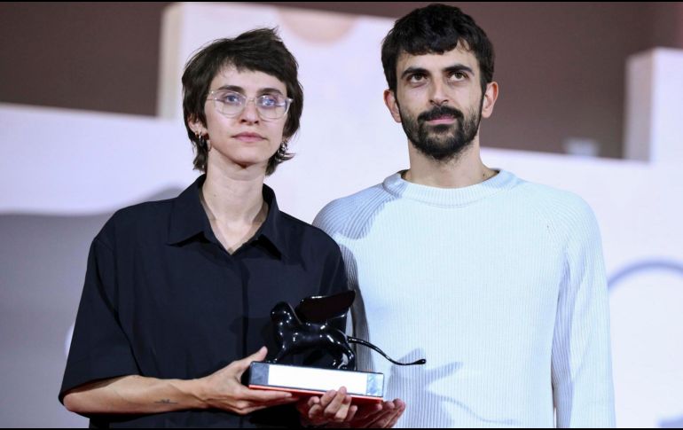 La directora israelí Rachel Szor y Yuval Abraham sostienen el Premio Especial del Jurado por su película 'NAZA' durante la ceremonia de clausura del 83º Festival Internacional de Cine de Venecia. EFE/E. FERRARI